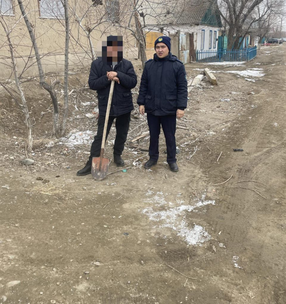 Олар қалың топта чех әйелін ұрып-соғып, оны айналып өтті.